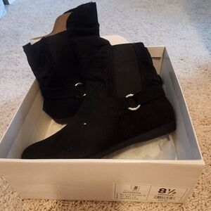NWT size 8.5 black with strap detail True Craft